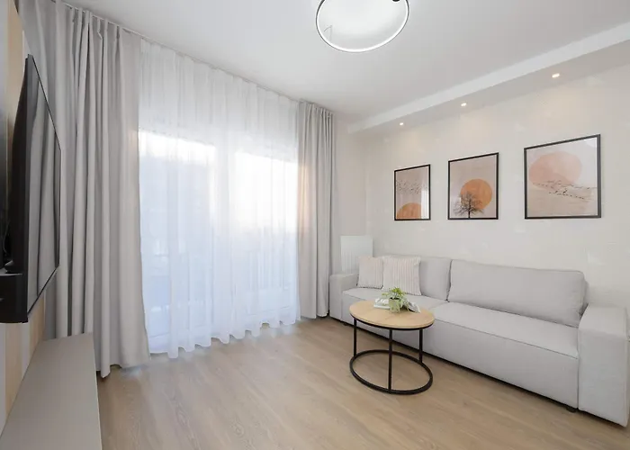 Comfortable In For 4 Guests With Underground Parking By Renters Warschau