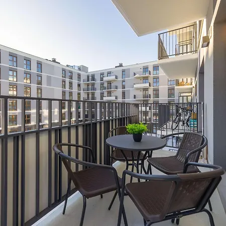 Comfortable In For 4 Guests With Underground Parking By Renters Apartmán