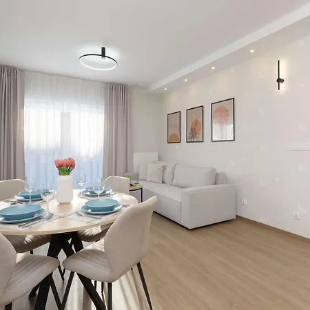Comfortable In For 4 Guests With Underground Parking By Renters Apartmán Varšava