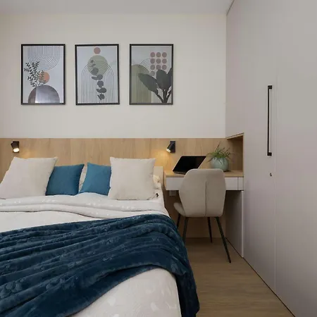 Comfortable In For 4 Guests With Underground Parking By Renters Apartmán Varšava