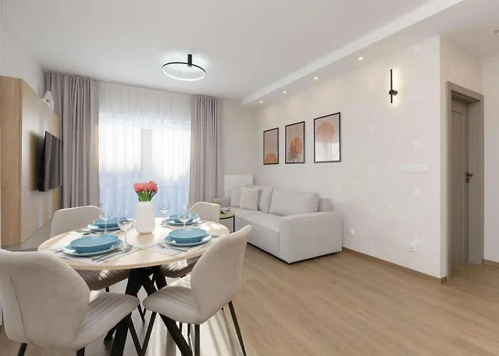 Comfortable In For 4 Guests With Underground Parking By Renters Apartament Warszawa